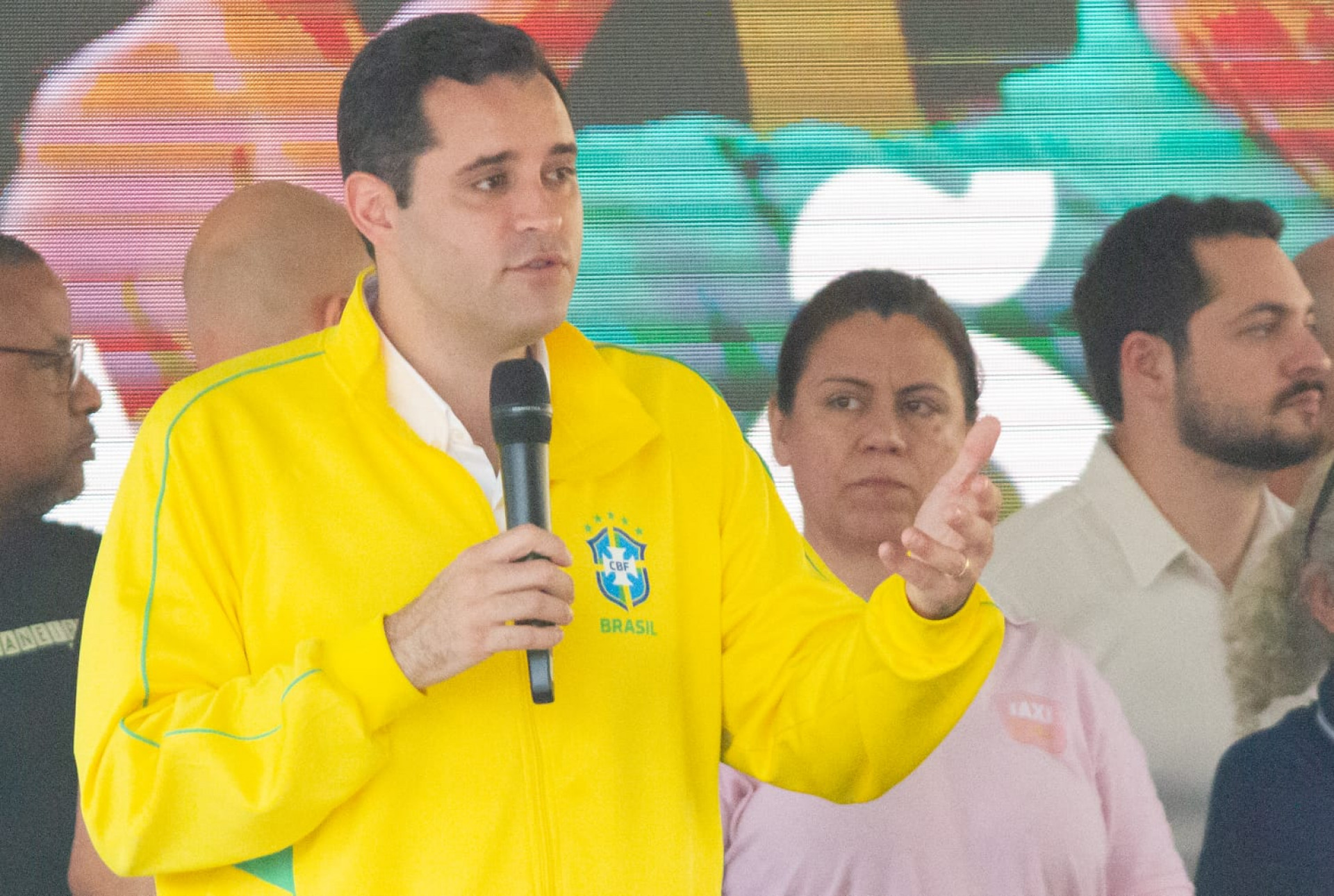 Prefeito Eduardo Cavaliere deu início à distribuição de novas autonomias a taxistas auxiliares - Érica Martin / Agência O Dia