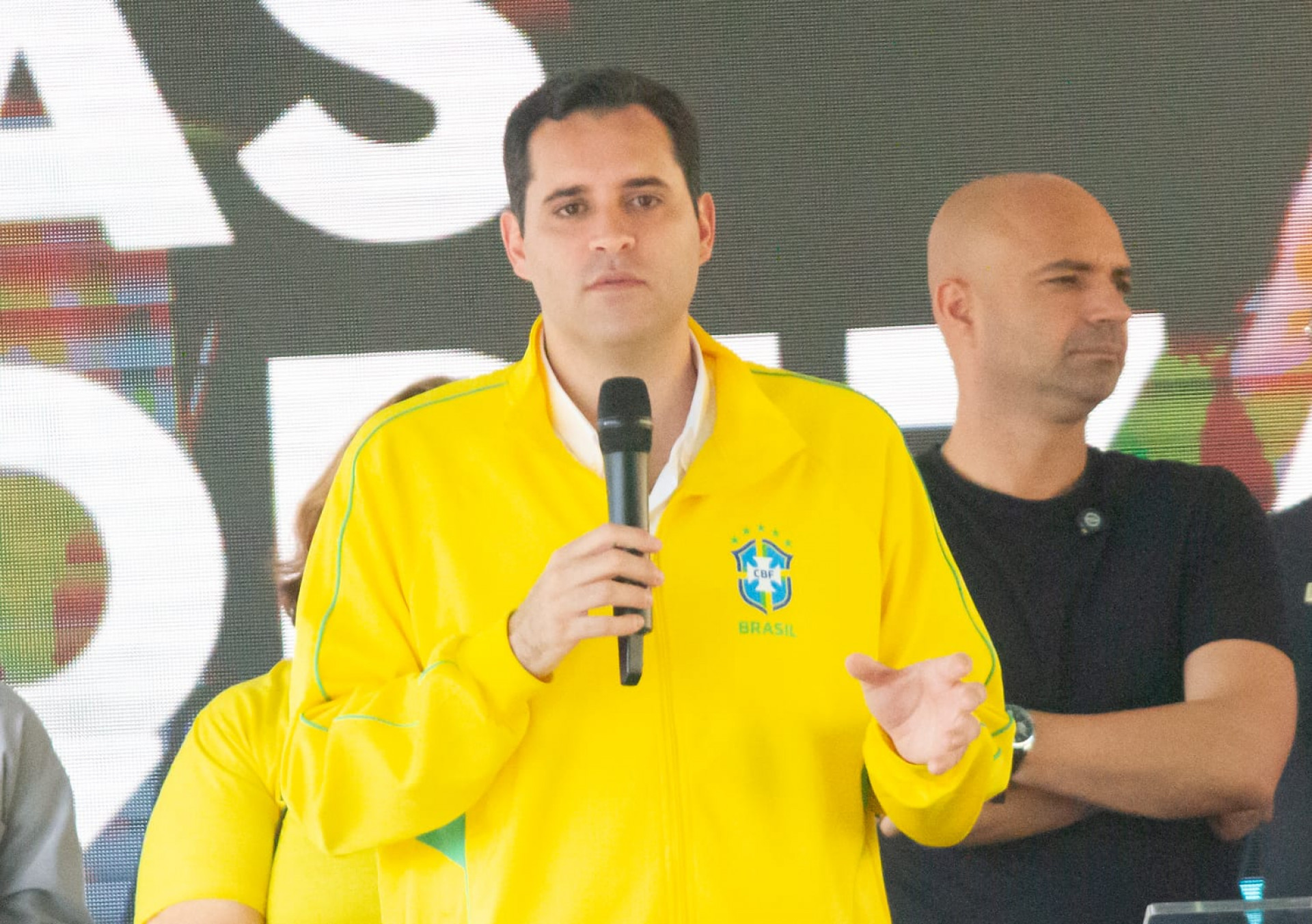 Prefeito Eduardo Cavaliere deu início à distribuição de novas autonomias a taxistas auxiliares - Érica Martin / Agência O Dia