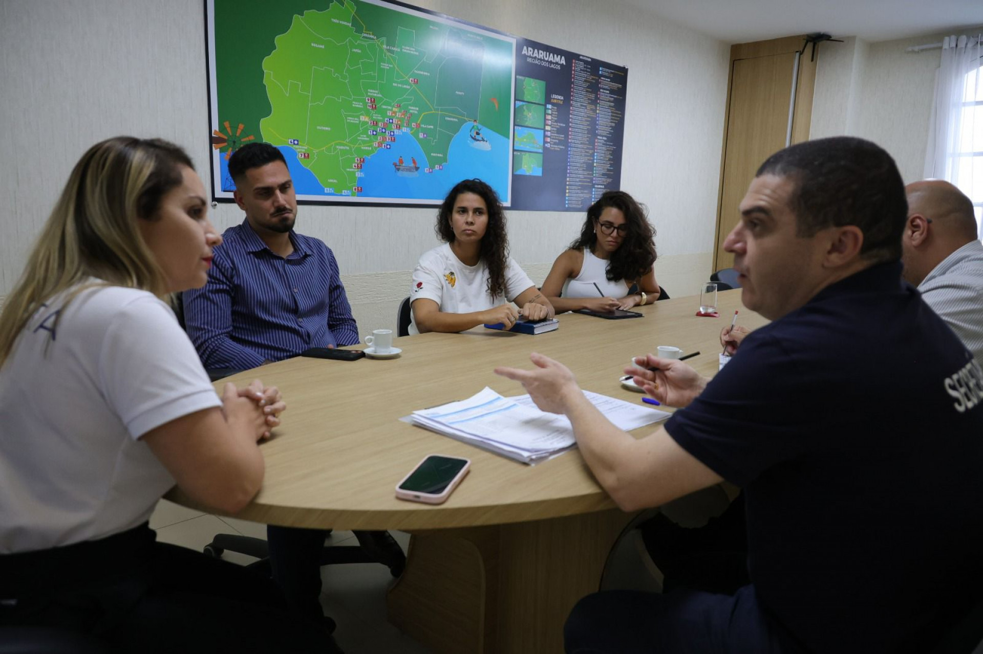 Daniela Soares (PL) e secretários reunidos para acelerar o cronograma de obras e entregas do segundo semestre. - Foto: Ascom