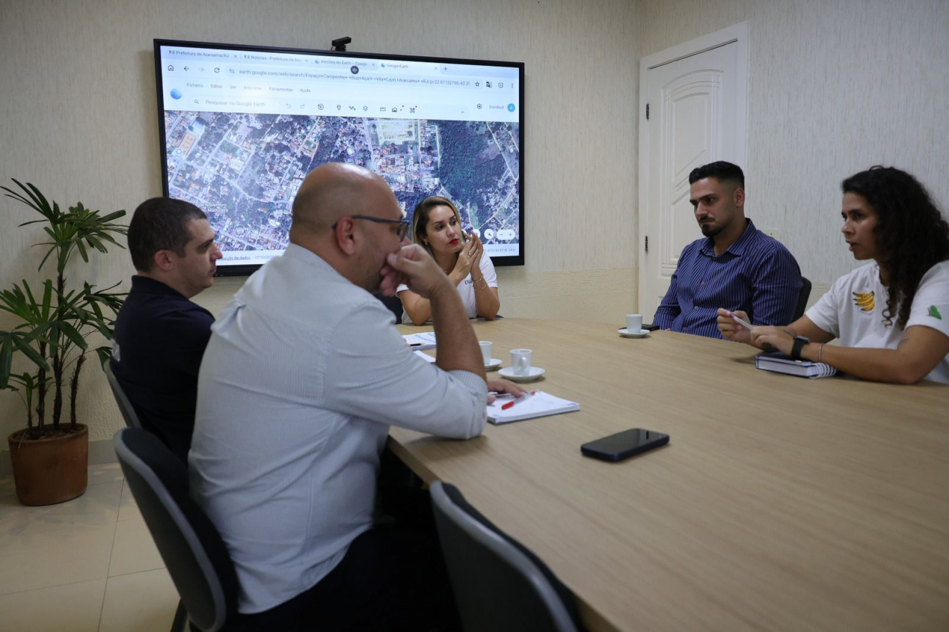 Daniela Soares (PL) e secretários reunidos para acelerar o cronograma de obras e entregas do segundo semestre. - Foto: Ascom