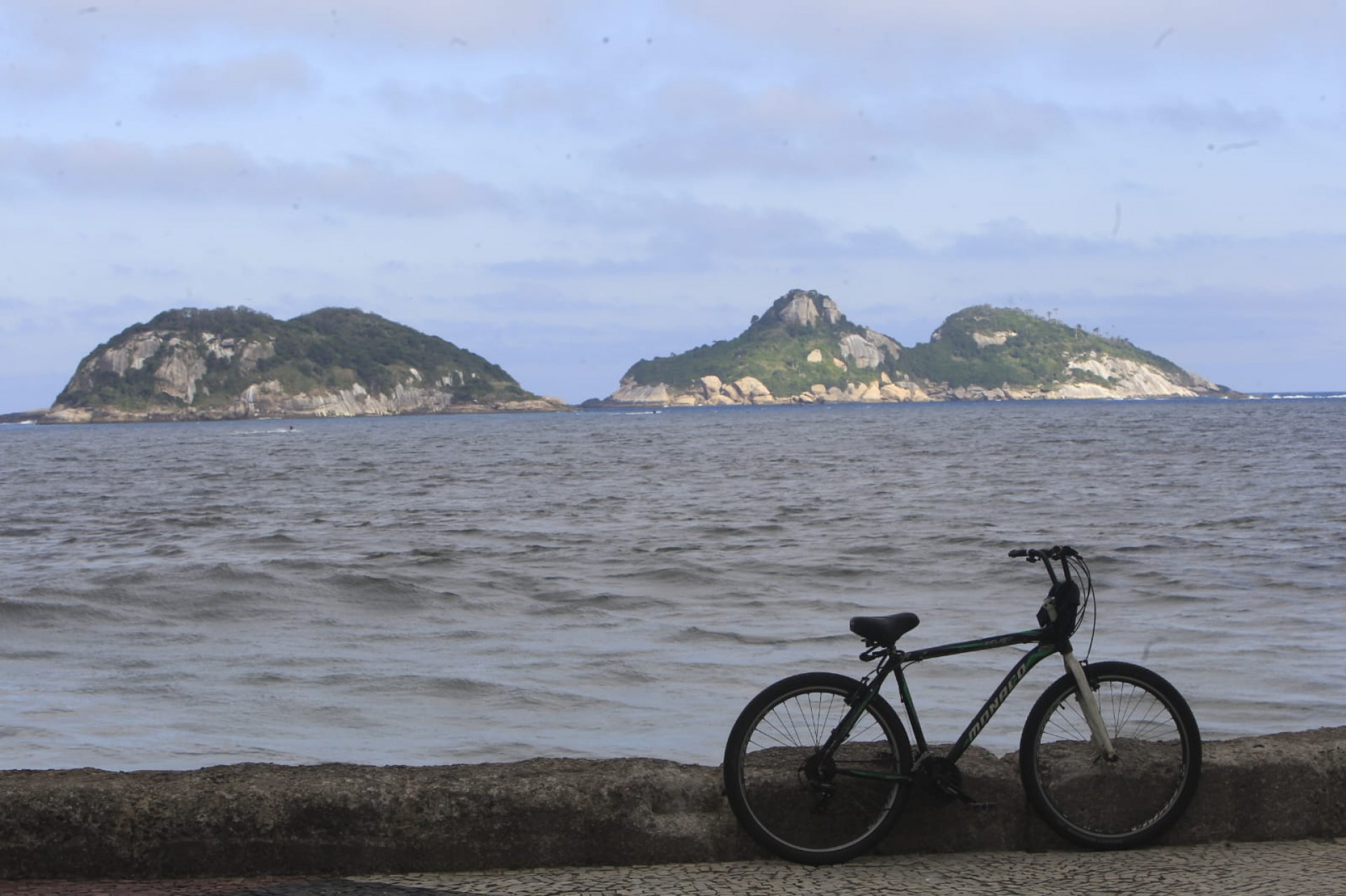 Movimenta&ccedil;&atilde;o no Quebra mar, Posto 1, na Barra da Tijuca, Zona Sudoeste, do Rio de Janeiro - Reginaldo Pimenta/ Ag&ecirc;ncia O Dia