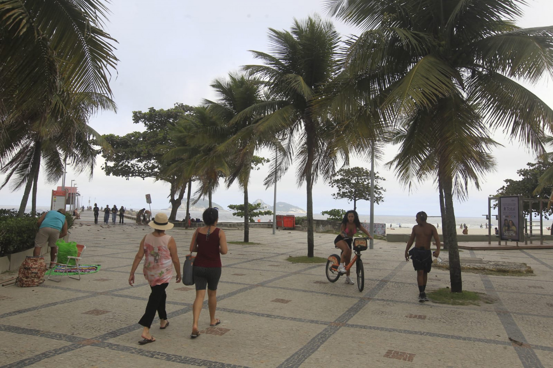 Pedestres aproveitam os r&aacute;pidos per&iacute;odos de sol para caminhar na orla antes do tempo fechar - Reginaldo Pimenta/ Ag&ecirc;ncia O Dia
