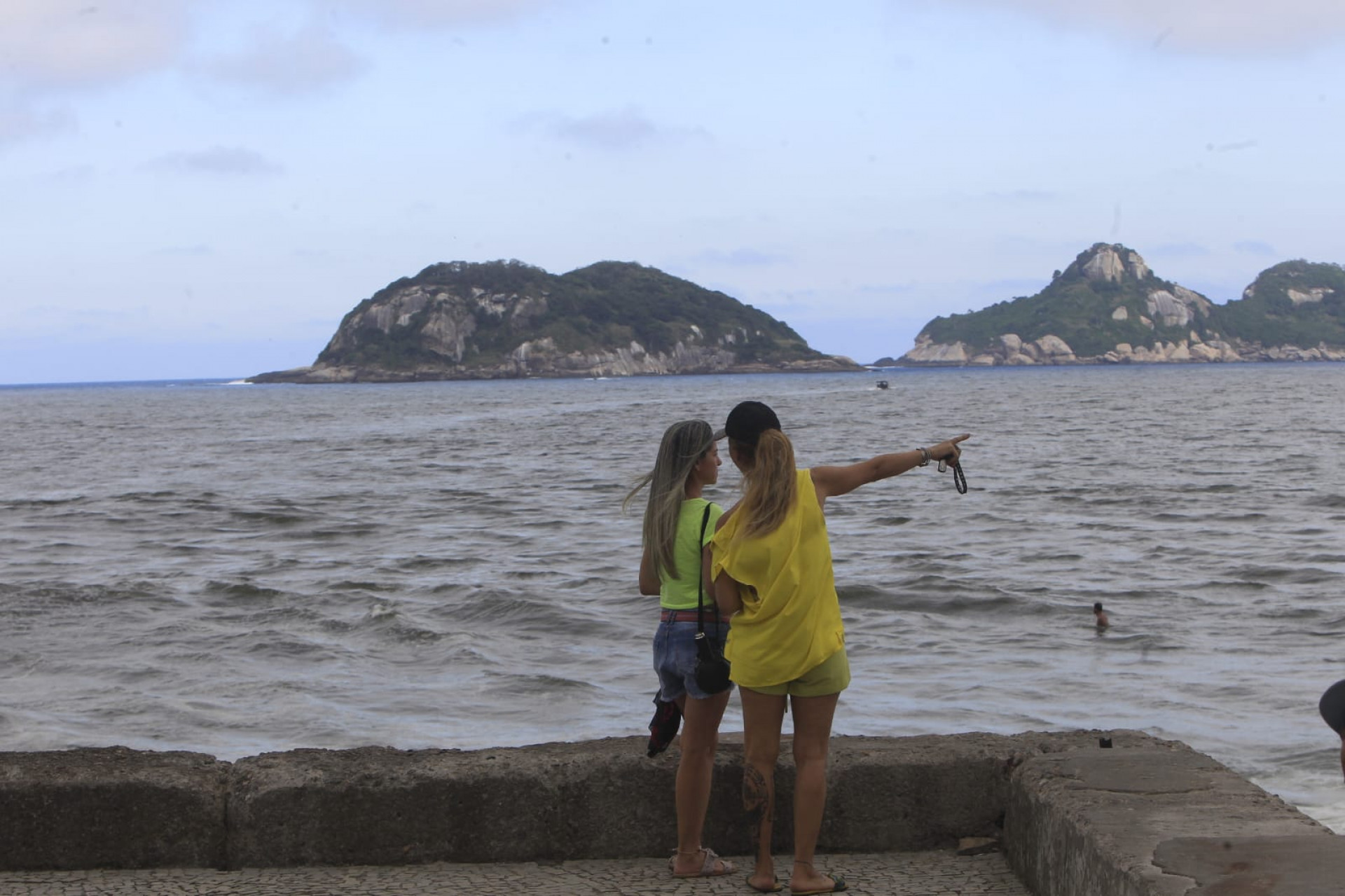 Cariocas mant&ecirc;m a rotina de exerc&iacute;cios na orla da Barra da Tijuca antes da chegada da chuva - Reginaldo Pimenta/ Ag&ecirc;ncia O Dia