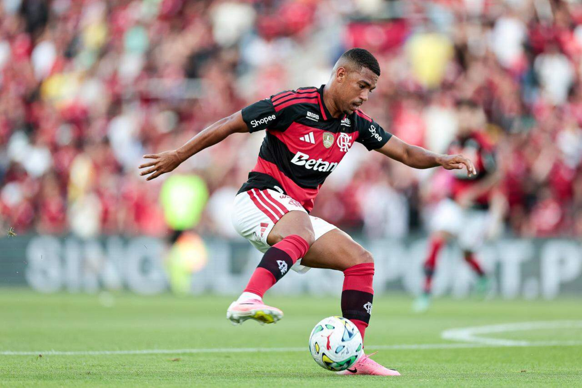 Destaque do Flamengo, Samuel Lino lamenta calor, mas diz: “Demos uma boa resposta”