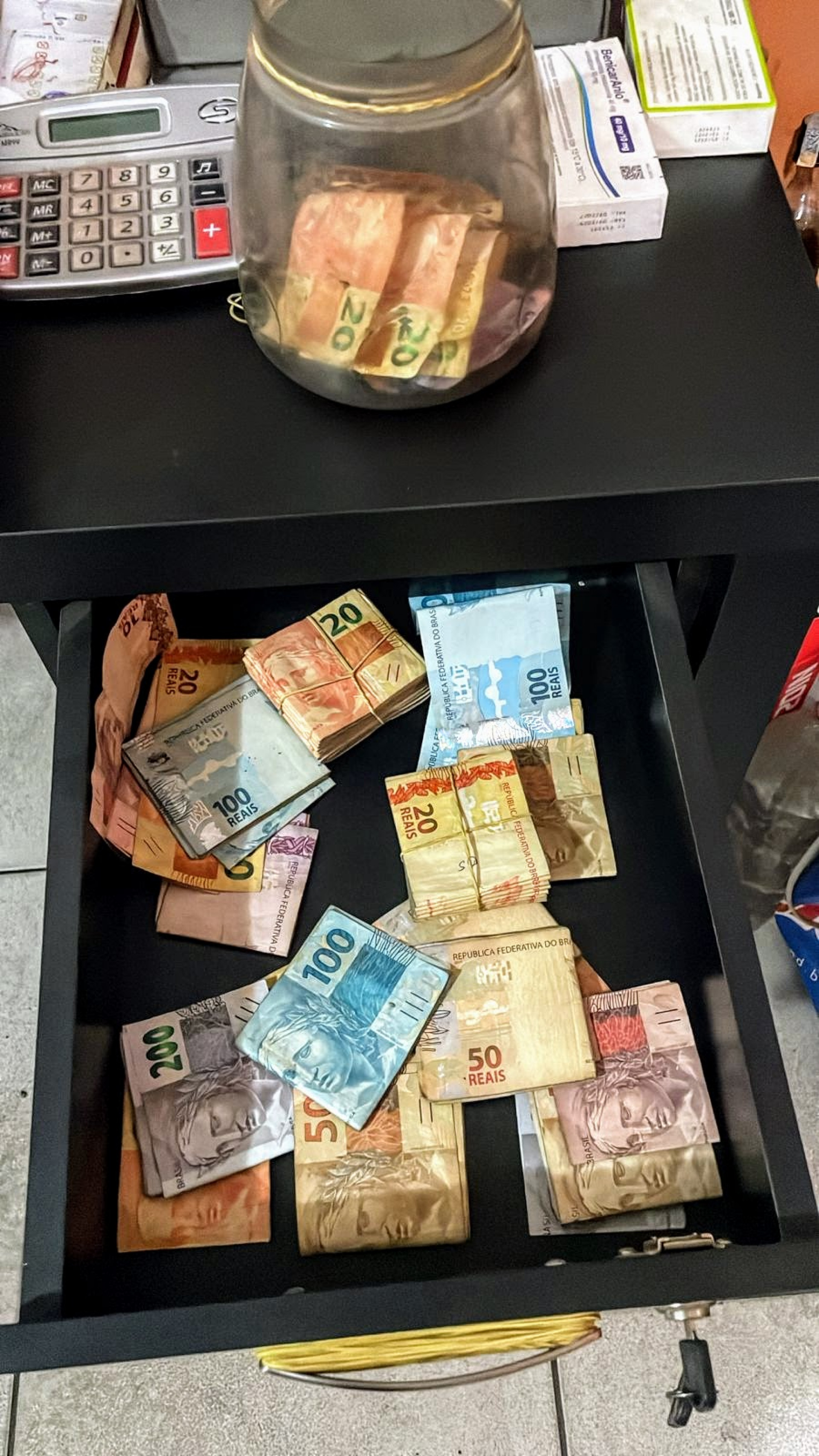 Cerca de R$ 22,7 mil em espécie foram apreendidos em posto clandestino em Duque de Caxias