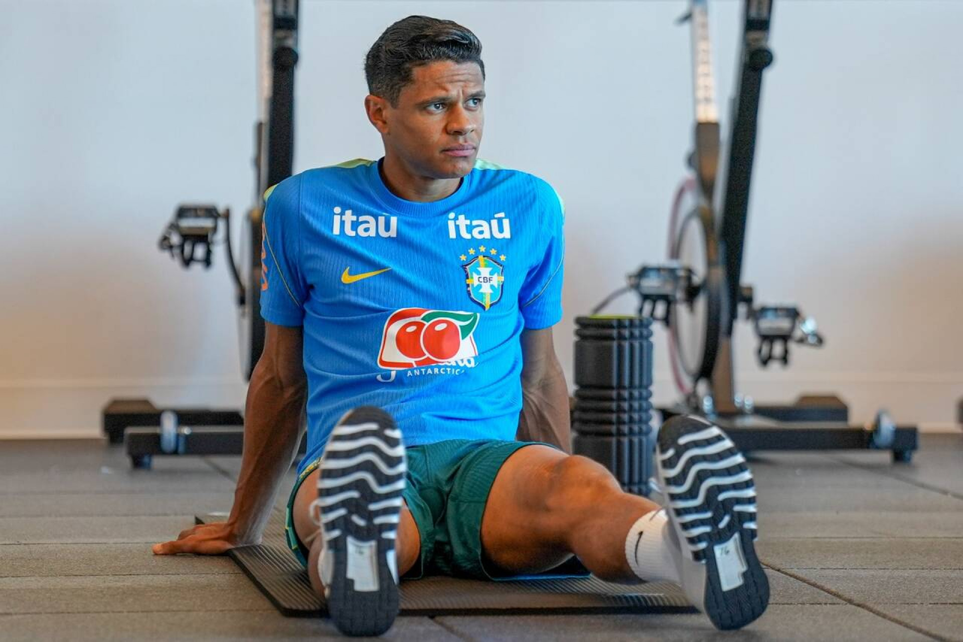 Douglas Santos abra&ccedil;a apelido e resume fase na Sele&ccedil;&atilde;o: “Fazer o simples com excel&ecirc;ncia”