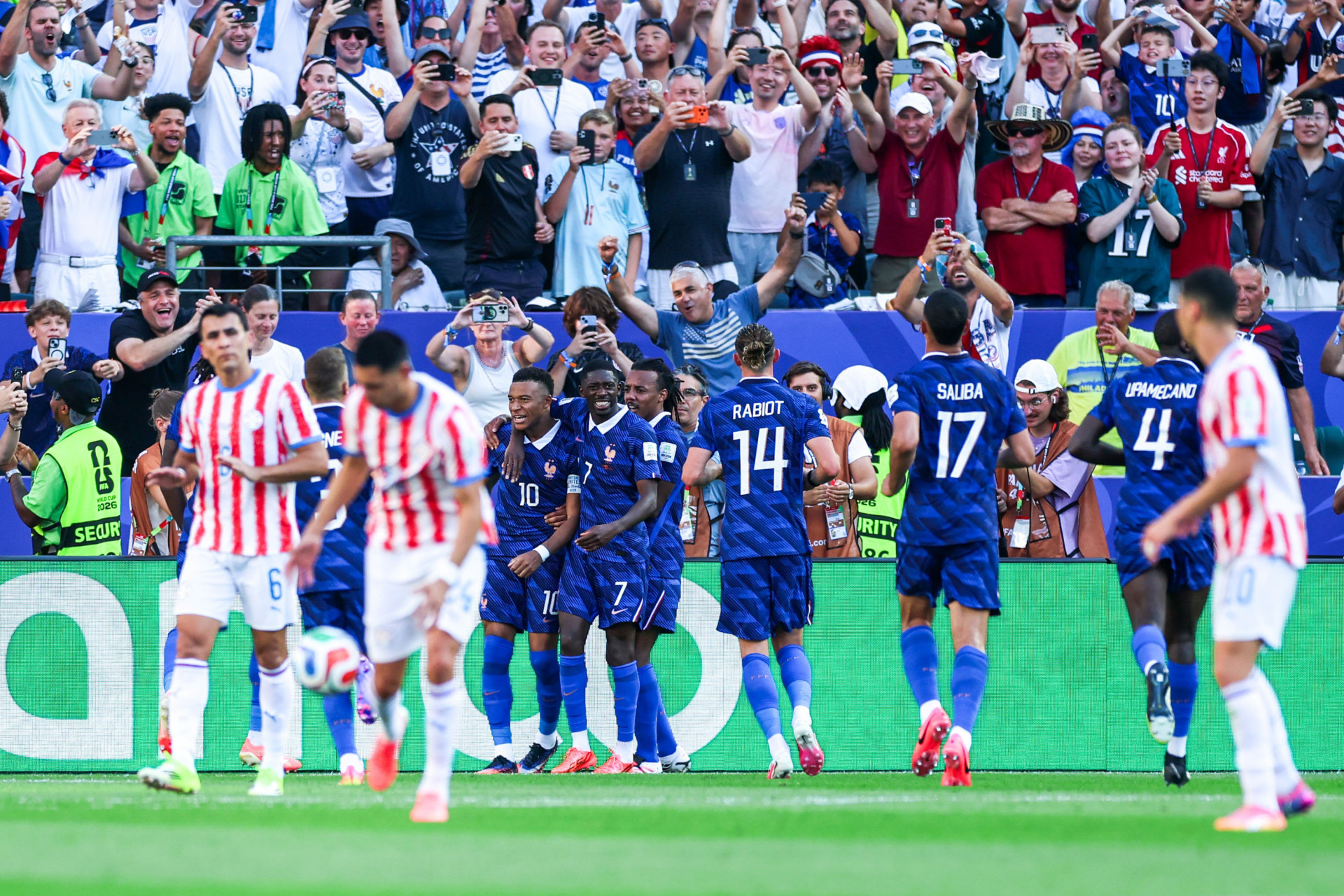 Kylian Mbappe, jogador da França, comemora seu gol durante a partida das oitavas de final entre Paraguai x França, na Copa do Mundo da FIFA, no Estádio da Filadélfia, Estados Unidos, neste sábado (04). - William Volcov/Parceiro/Agência O Dia