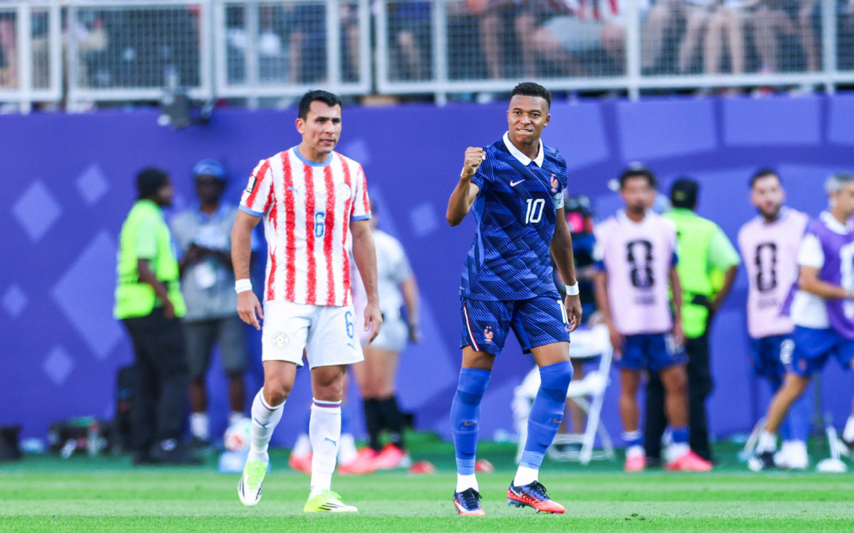Kylian Mbappe, jogador da França, comemora seu gol durante a partida das oitavas de final entre Paraguai x França, na Copa do Mundo da FIFA, no Estádio da Filadélfia, Estados Unidos, neste sábado (04).