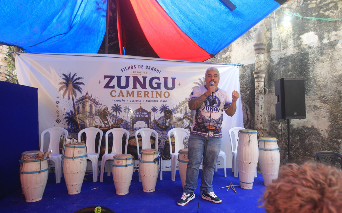 Evento Zungu Camerino, que celebra a cultura negra e ancestralidade. A festança reúne gastronomia tradicional, música e manifestações artísticas, na Associação Cultural Recreativa Filhos de Gandhi Rio, no Centro do Rio, neste sábado (04). Na foto: Professor Luiz Espírito Santo
- Reginaldo Pimenta/Agência O Dia