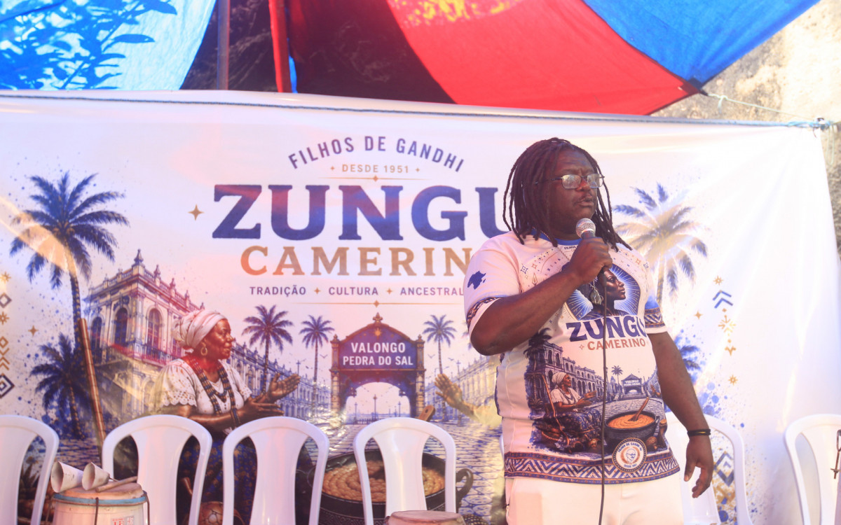 Evento Zungu Camerino, que celebra a cultura negra e ancestralidade. A festança reúne gastronomia tradicional, música e manifestações artísticas, na Associação Cultural Recreativa Filhos de Gandhi Rio, no Centro do Rio, neste sábado (04). Na foto: Célio, presidente.
- Reginaldo Pimenta/Agência O Dia