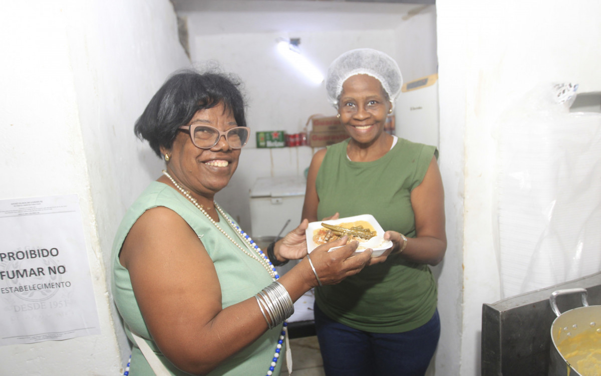 Evento Zungu Camerino, que celebra a cultura negra e ancestralidade. A festança reúne gastronomia tradicional, música e manifestações artísticas, na Associação Cultural Recreativa Filhos de Gandhi Rio, no Centro do Rio, neste sábado (04). Na foto: Fátima Malaquias, à esquerda, e Selma, de toca
- Reginaldo Pimenta/Agência O Dia