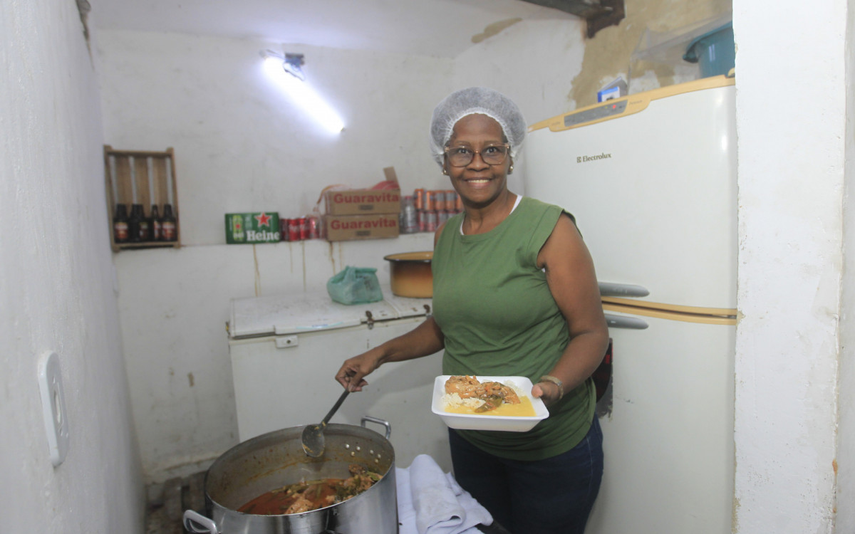 Evento Zungu Camerino, que celebra a cultura negra e ancestralidade. A festança reúne gastronomia tradicional, música e manifestações artísticas, na Associação Cultural Recreativa Filhos de Gandhi Rio, no Centro do Rio, neste sábado (04). Na foto: Fátima Malaquias, à esquerda, e Selma, de toca
- Reginaldo Pimenta/Agência O Dia