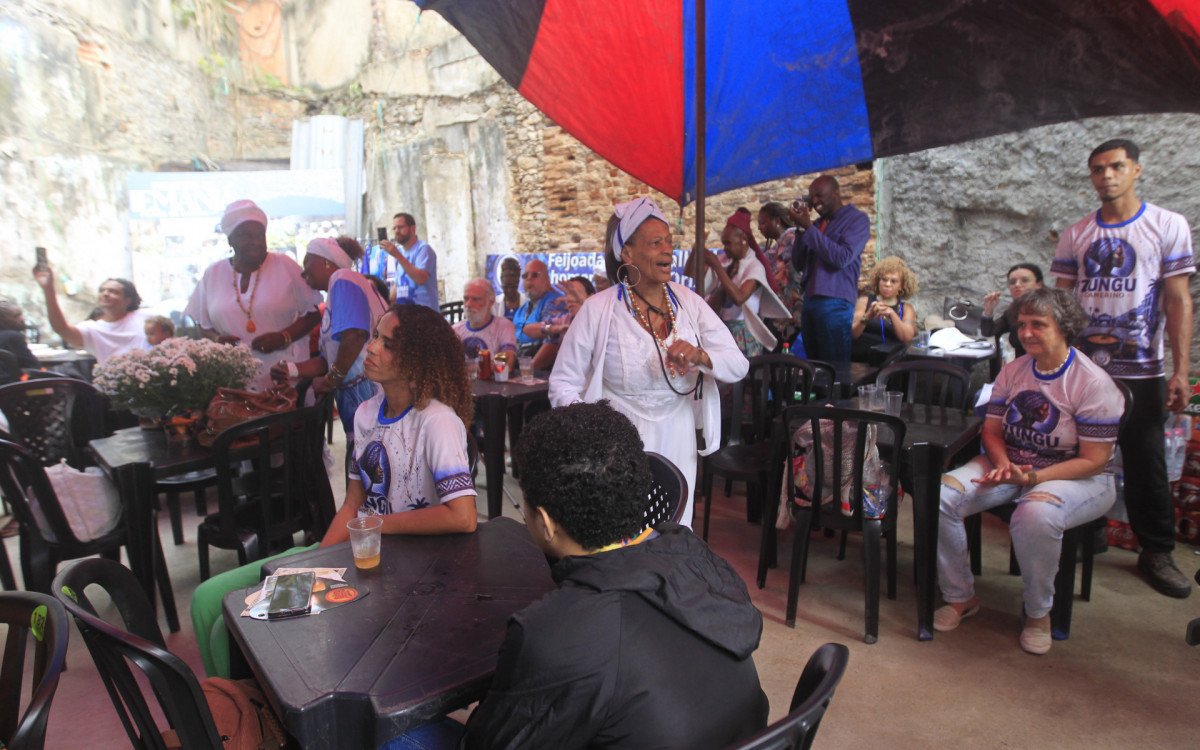Evento Zungu Camerino, que celebra a cultura negra e ancestralidade. A festança reúne gastronomia tradicional, música e manifestações artísticas, na Associação Cultural Recreativa Filhos de Gandhi Rio, no Centro do Rio, neste sábado (04). - Reginaldo Pimenta/Agência O Dia