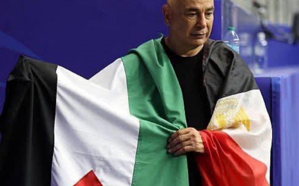 T&eacute;cnico do Egito ergue bandeira e dedica classifica&ccedil;&atilde;o aos palestinos