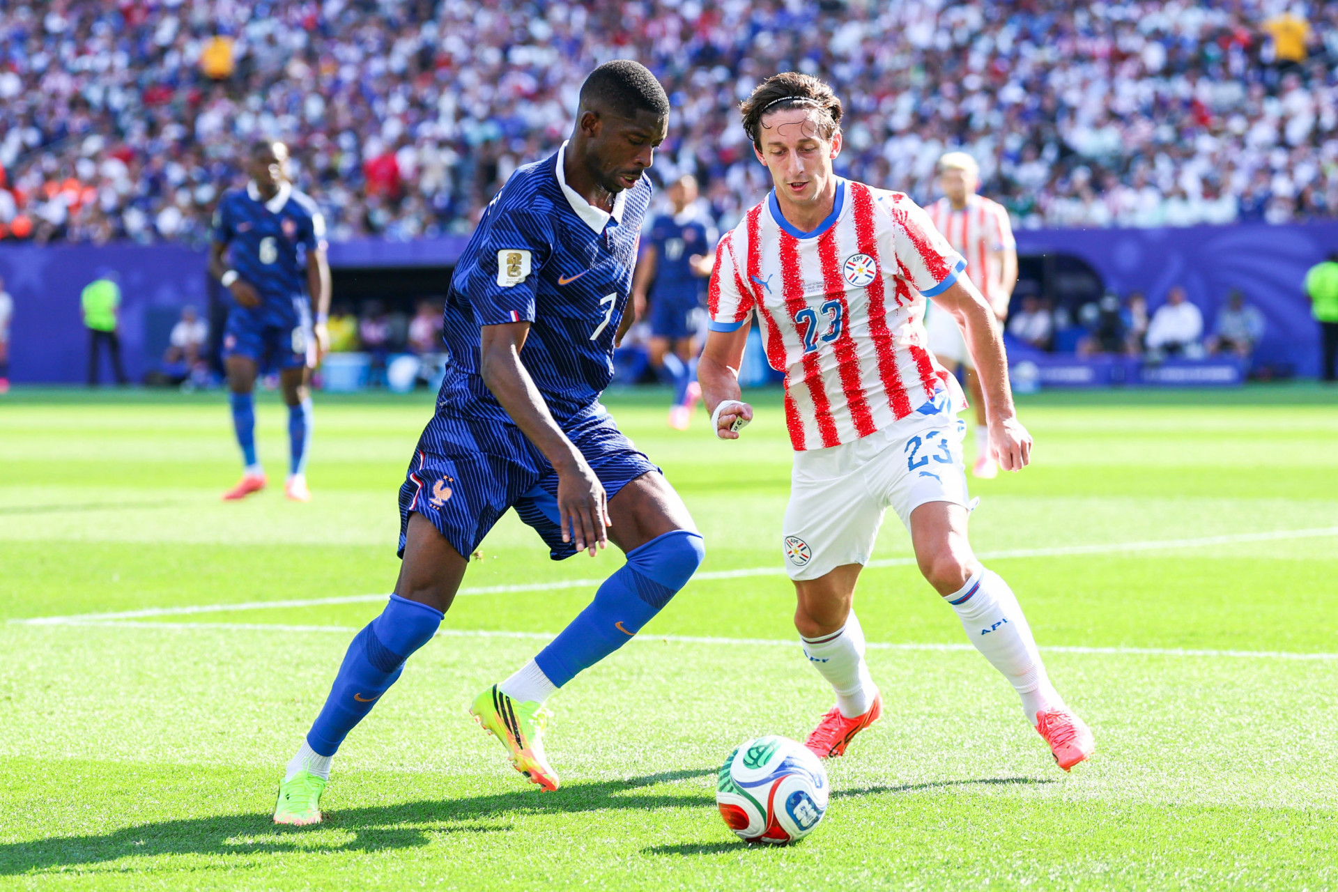 Ousmane Dembele, jogador da França, e Matias Galarza, jogador do Paraguai, durante a partida das oitavas de final entre Paraguai x França, na Copa do Mundo da FIFA, no Estádio da Filadélfia, Estados Unidos, neste sábado (04). - William Volcov/Parceiro/Agência O Dia