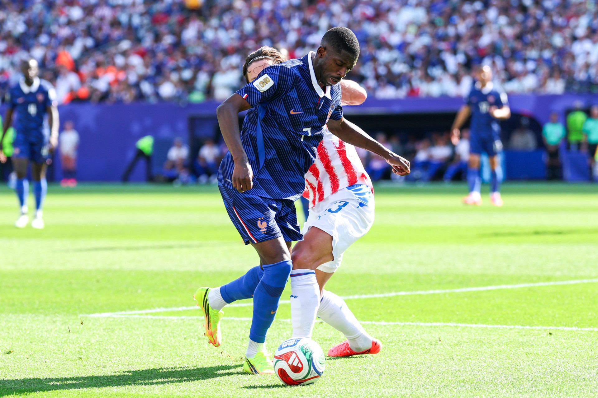 Ousmane Dembele, jogador da França, e Matias Galarza, jogador do Paraguai, durante a partida das oitavas de final entre Paraguai x França, na Copa do Mundo da FIFA, no Estádio da Filadélfia, Estados Unidos, neste sábado (04). - William Volcov/Parceiro/Agência O Dia