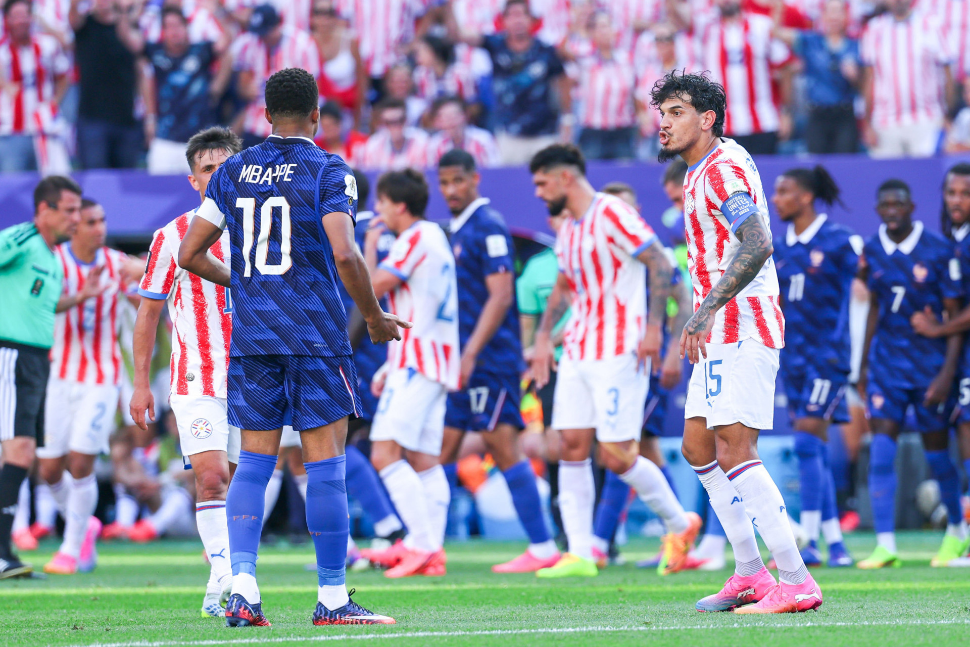 Jogadores da França e do Paraguai discutem em campo durante a partida das oitavas de final entre Paraguai x França, na Copa do Mundo da FIFA, no Estádio da Filadélfia, Estados Unidos, neste sábado (04). - William Volcov/Parceiro/Agência O Dia