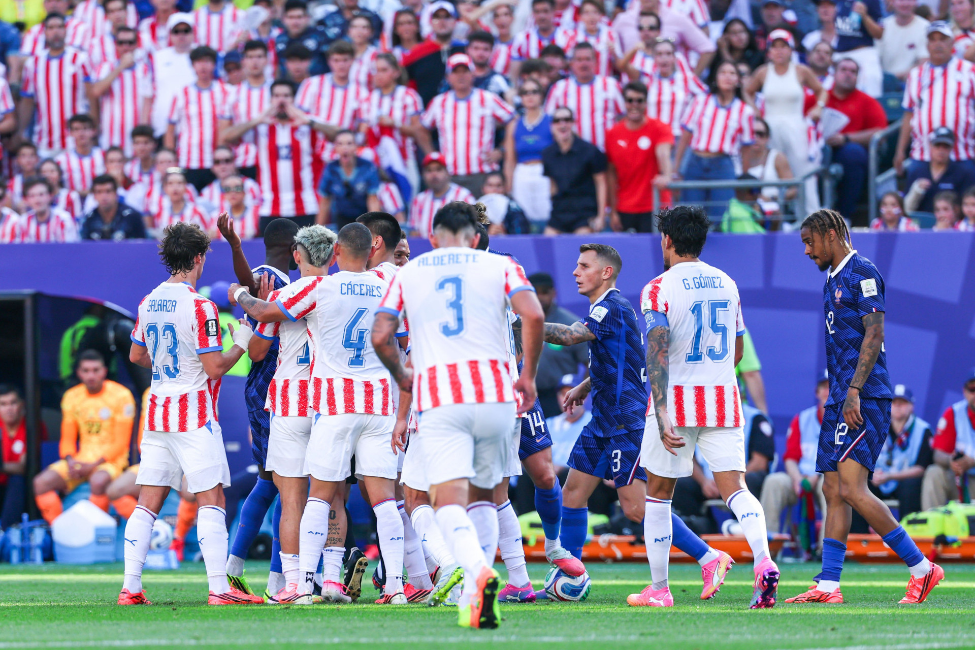 Jogadores da França e do Paraguai discutem em campo durante a partida das oitavas de final entre Paraguai x França, na Copa do Mundo da FIFA, no Estádio da Filadélfia, Estados Unidos, neste sábado (04). - William Volcov/Parceiro/Agência O Dia