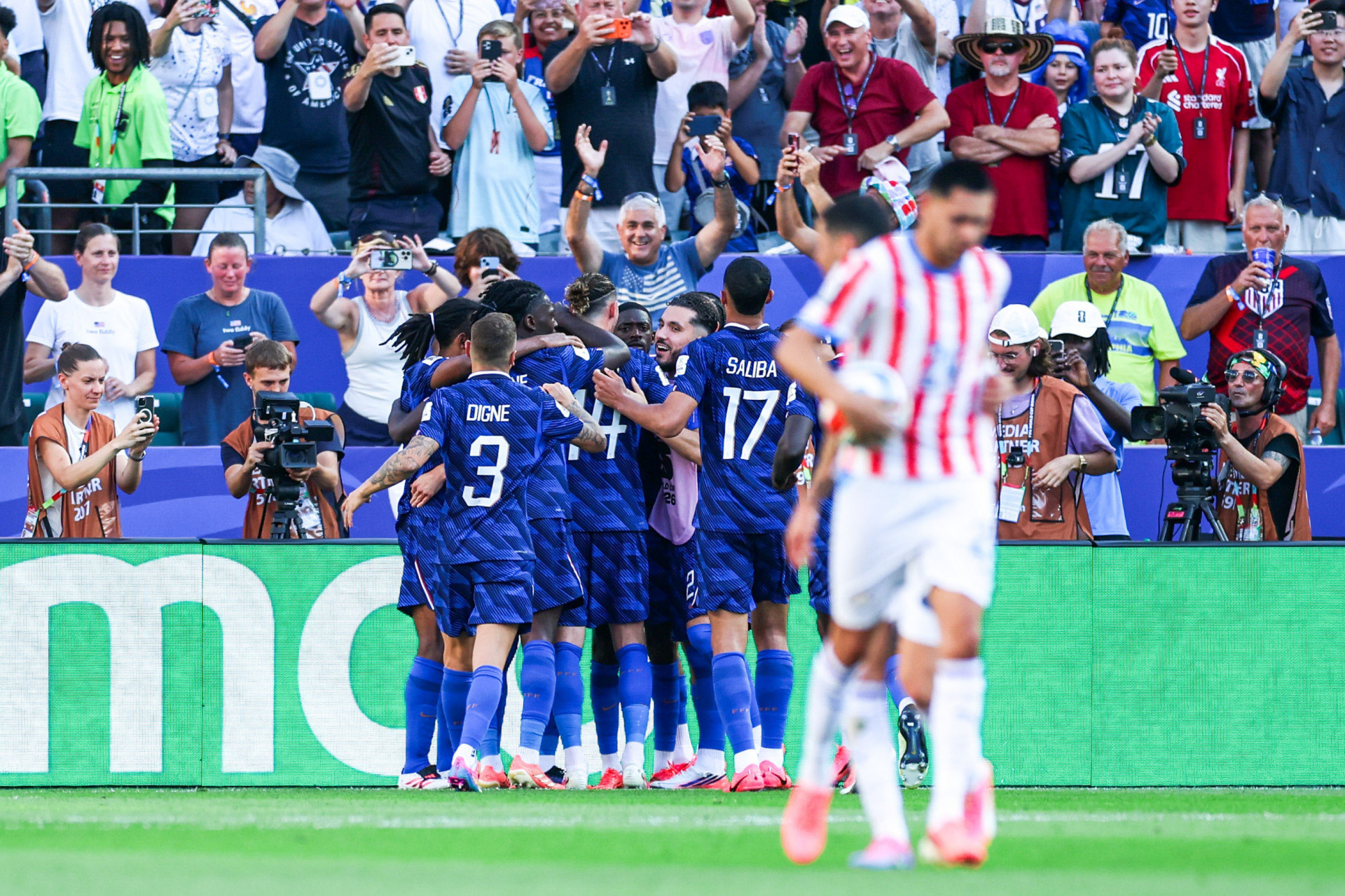 Kylian Mbappe, jogador da França, comemora seu gol durante a partida das oitavas de final entre Paraguai x França, na Copa do Mundo da FIFA, no Estádio da Filadélfia, Estados Unidos, neste sábado (04). - William Volcov/Parceiro/Agência O Dia
