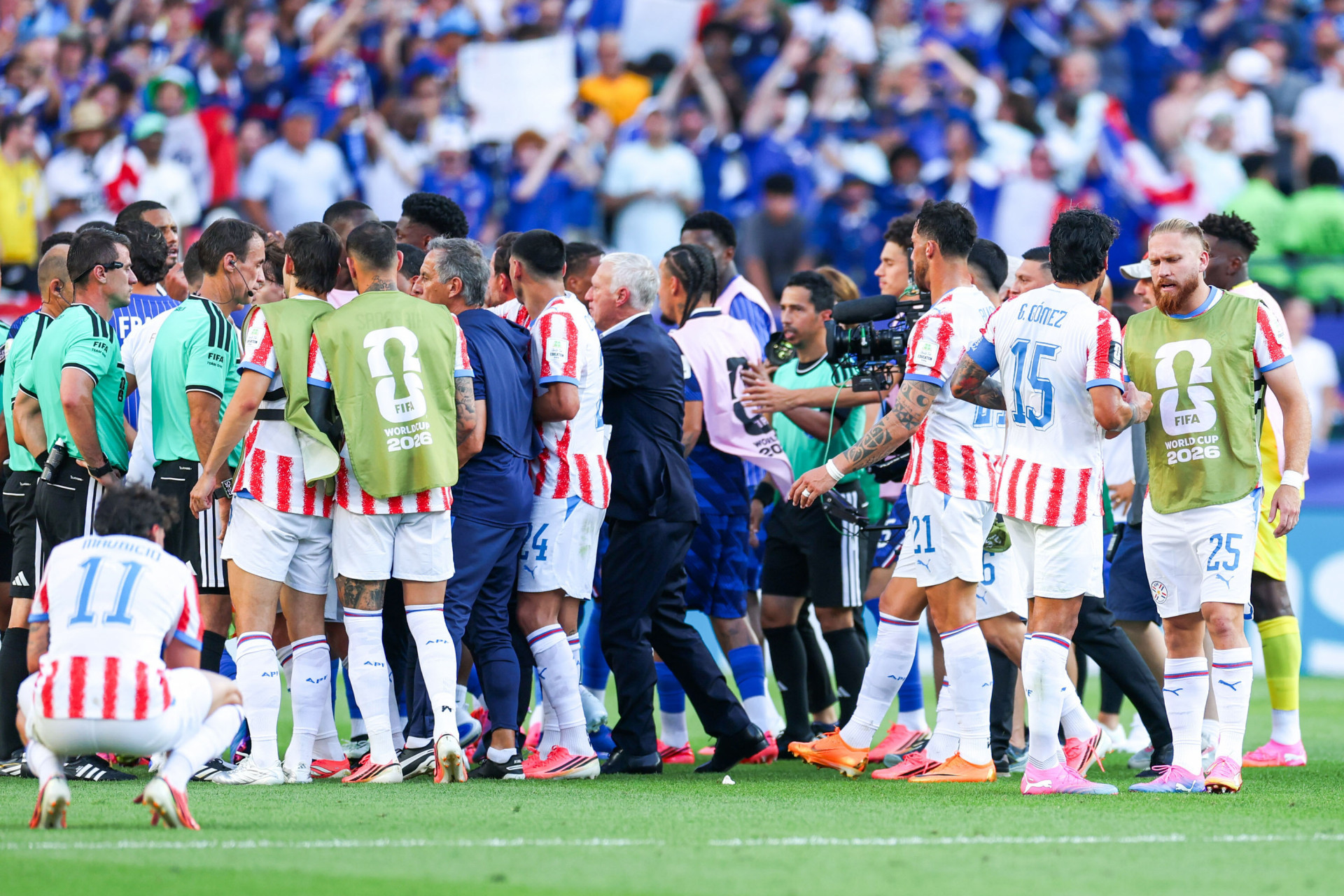 Jogadores do Paraguai reagem após a derrota por 1 a 0 para a França nas oitavas de final entre Paraguai x França, na Copa do Mundo da FIFA, no Estádio da Filadélfia, Estados Unidos, neste sábado (04). - William Volcov/Parceiro/Agência O Dia