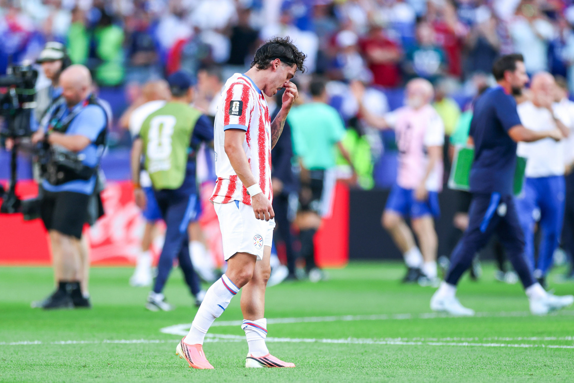 Gustavo Gomez, jogador do Paraguai, reage após a derrota por 1 a 0 para a França nas oitavas de final entre Paraguai x França, na Copa do Mundo da FIFA, no Estádio da Filadélfia, Estados Unidos, neste sábado (04). - William Volcov/Parceiro/Agência O Dia