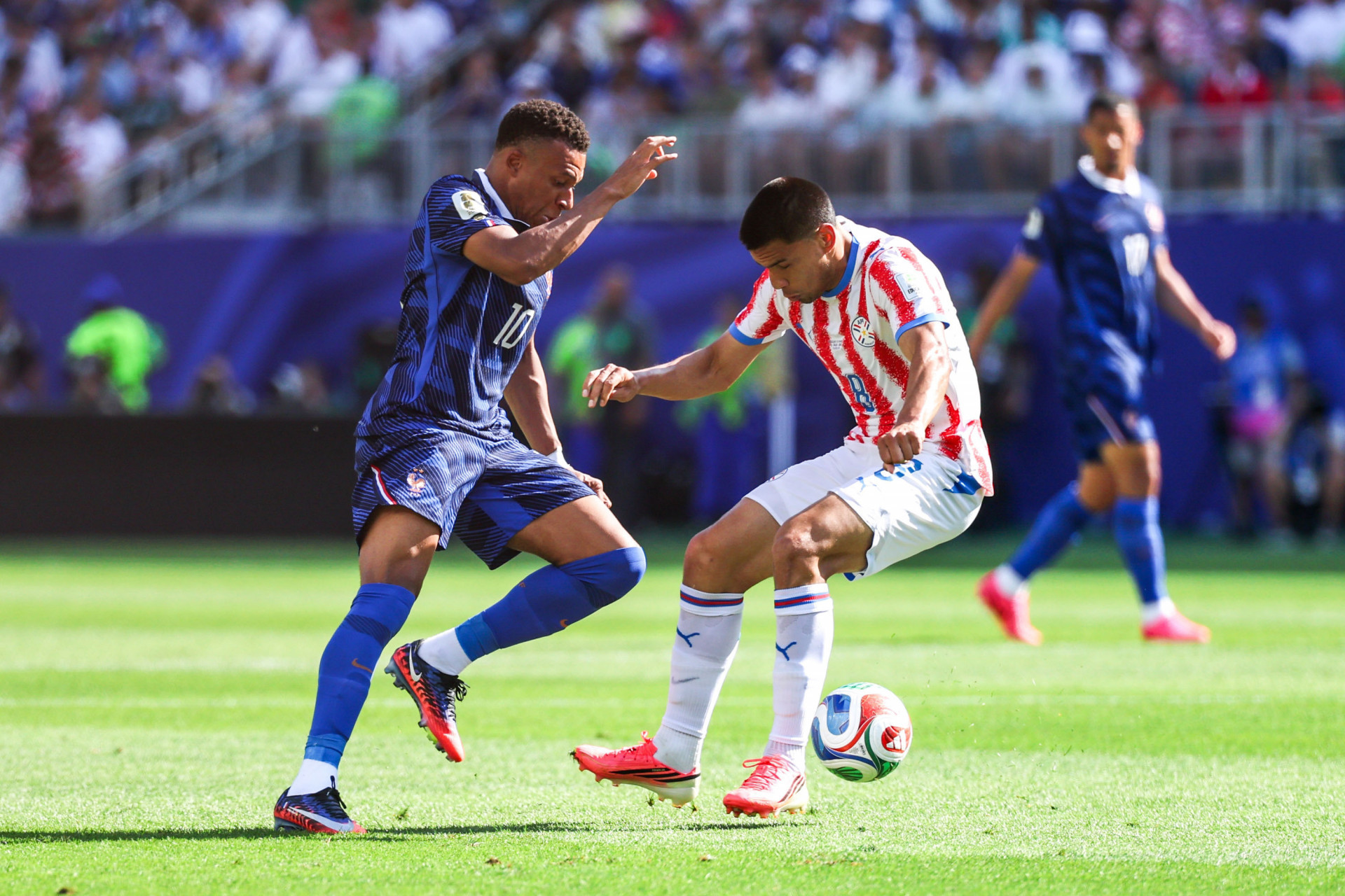 Kylian Mbappe, jogador da França, e Diego Gomez, jogador do Paraguai, durante a partida das oitavas de final entre Paraguai x França, na Copa do Mundo da FIFA, no Estádio da Filadélfia, Estados Unidos, neste sábado (04). - William Volcov/Parceiro/Agência O Dia
