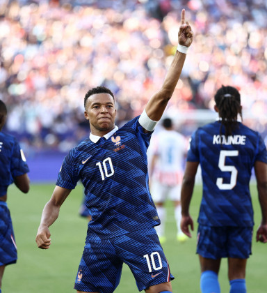 Com gol de Mbappé, França vence o Paraguai e avança na Copa