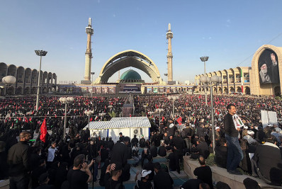 Funeral de Ali Khamenei reúne milhares de fiéis