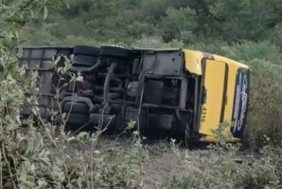 Ônibus com romeiros tomba e deixa dois mortos e mais de vinte feridos