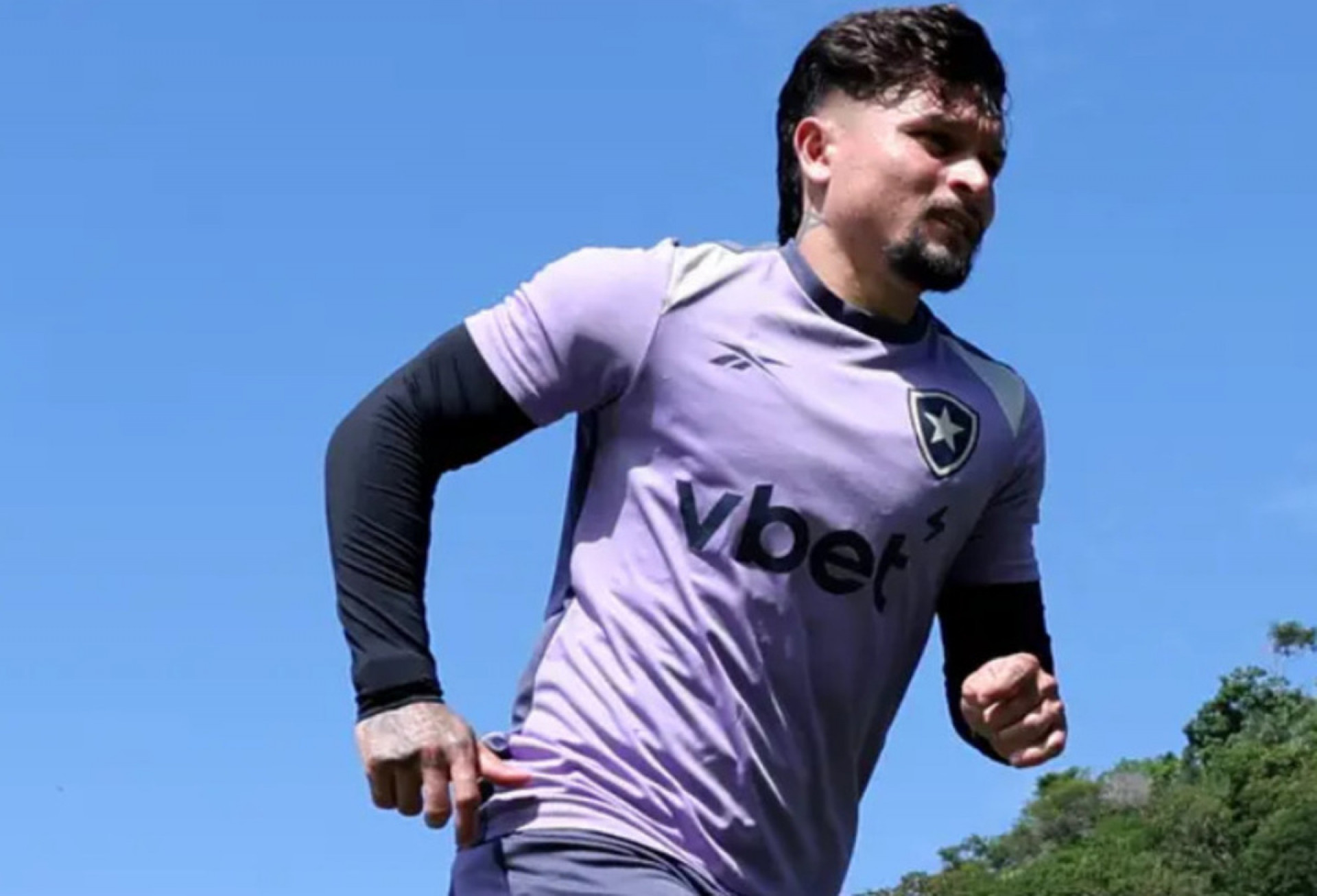 Fifa suspende transfer ban de d&iacute;vida do Botafogo por Artur