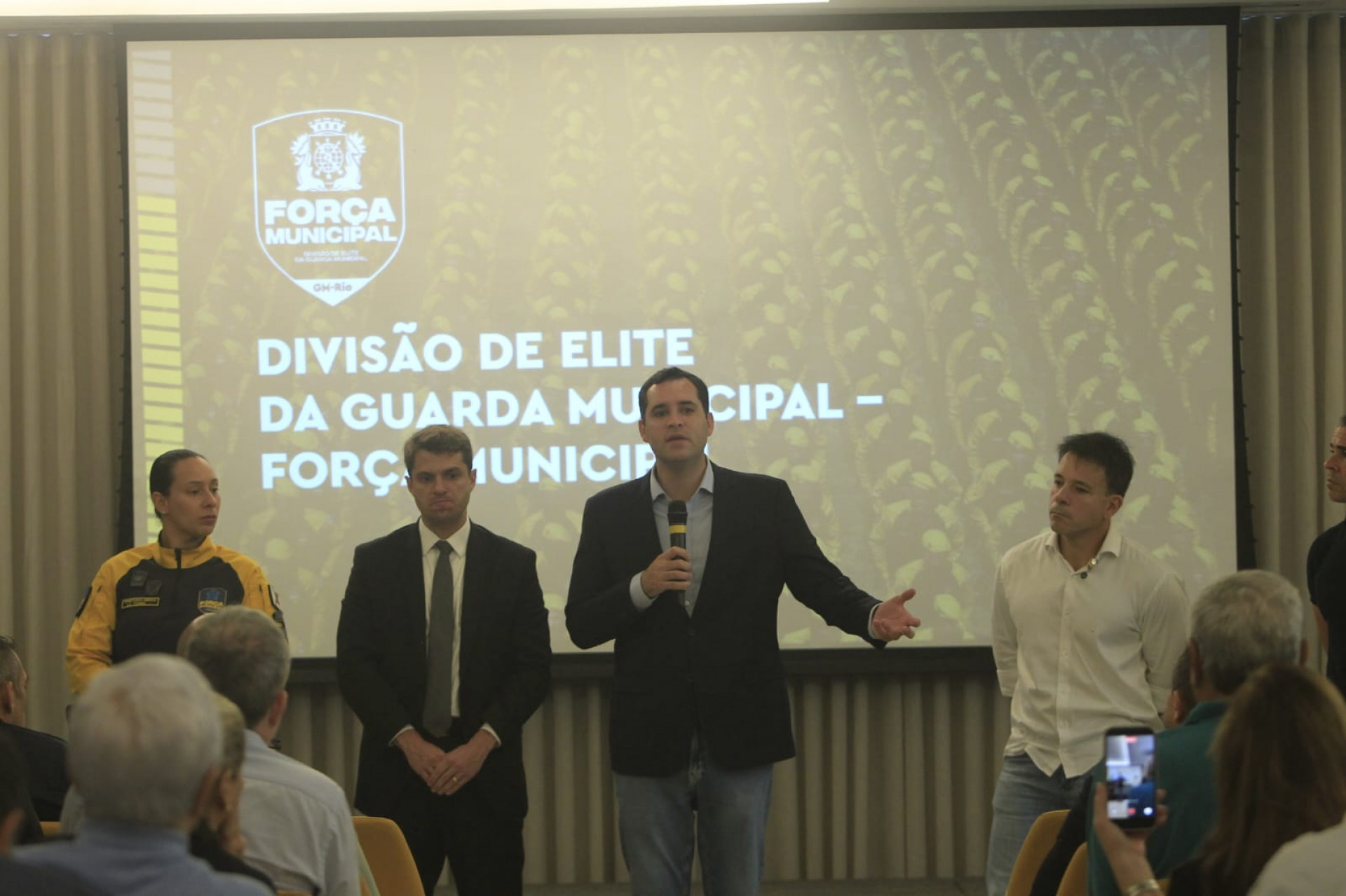 Prefeito Eduardo Cavaliere apresenta atuação da Força Municipal a empresários e moradores da Barra da Tijuca - Reginaldo Pimenta / Agência O Dia