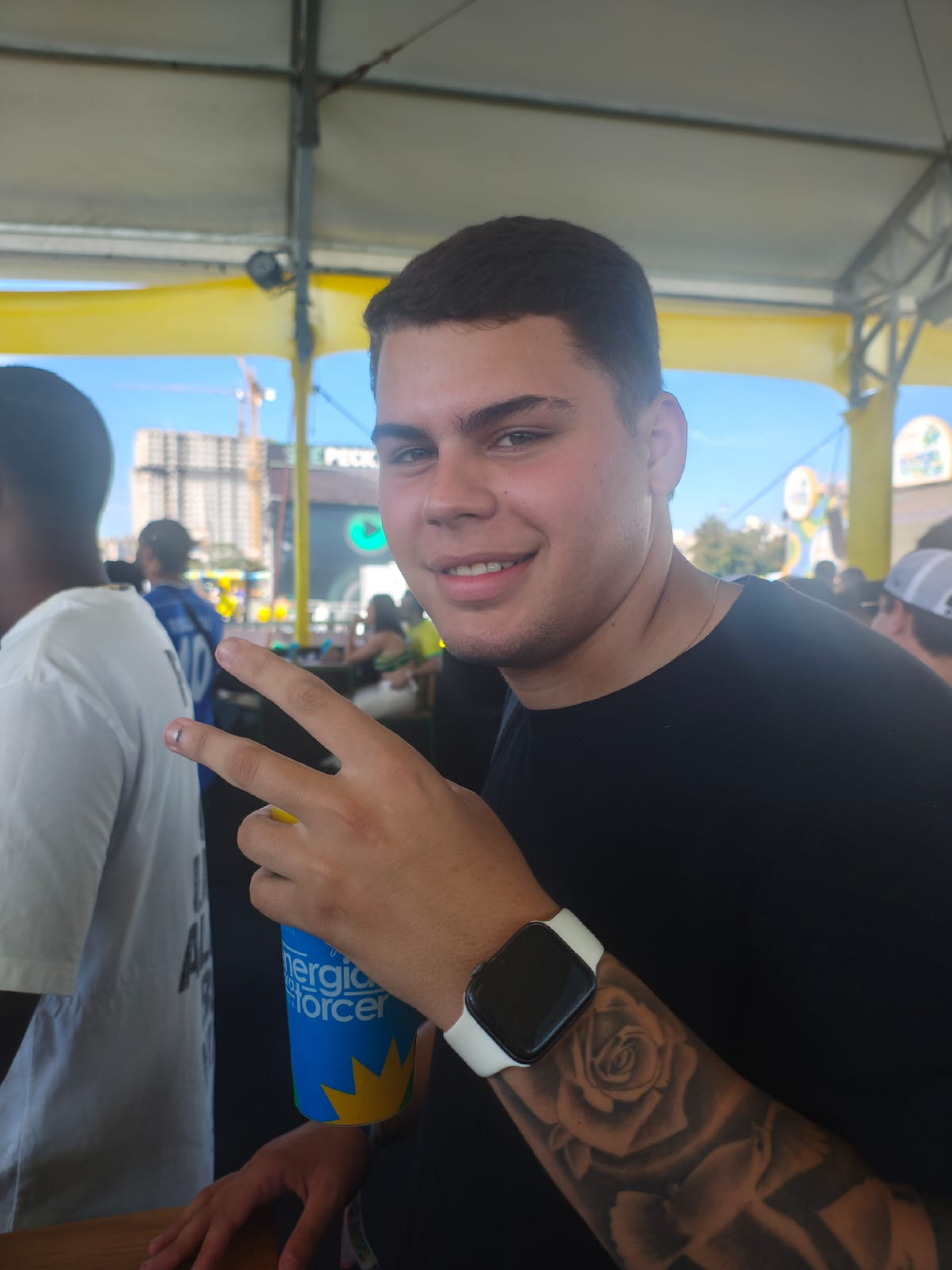 Niterói: o estudante de Direito Nicollas Almeida está curtindo os jogos da Copa do Mundo 2026 com os amigos no evento Energia Para Torcer