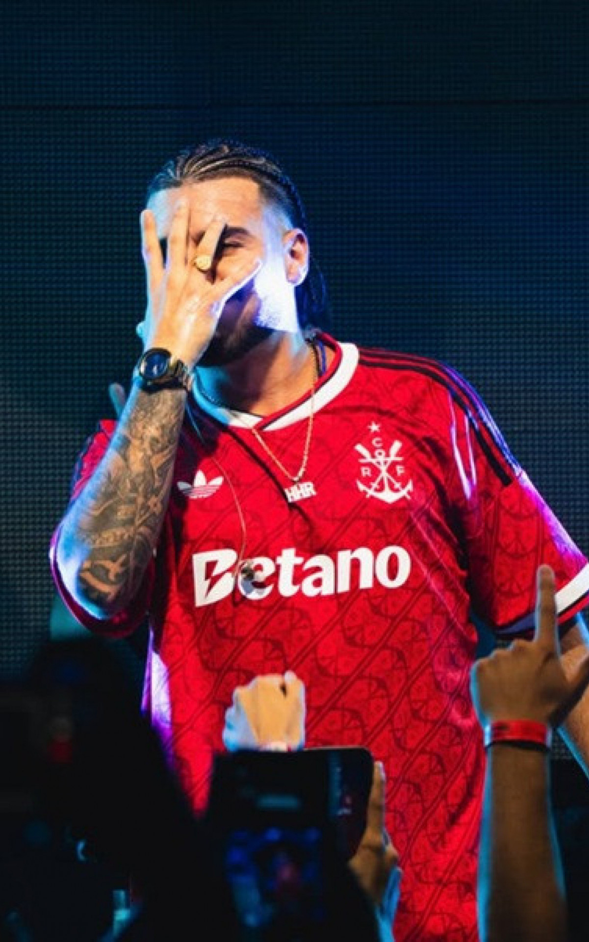 Nova terceira camisa do Flamengo é revelada por cantor em show