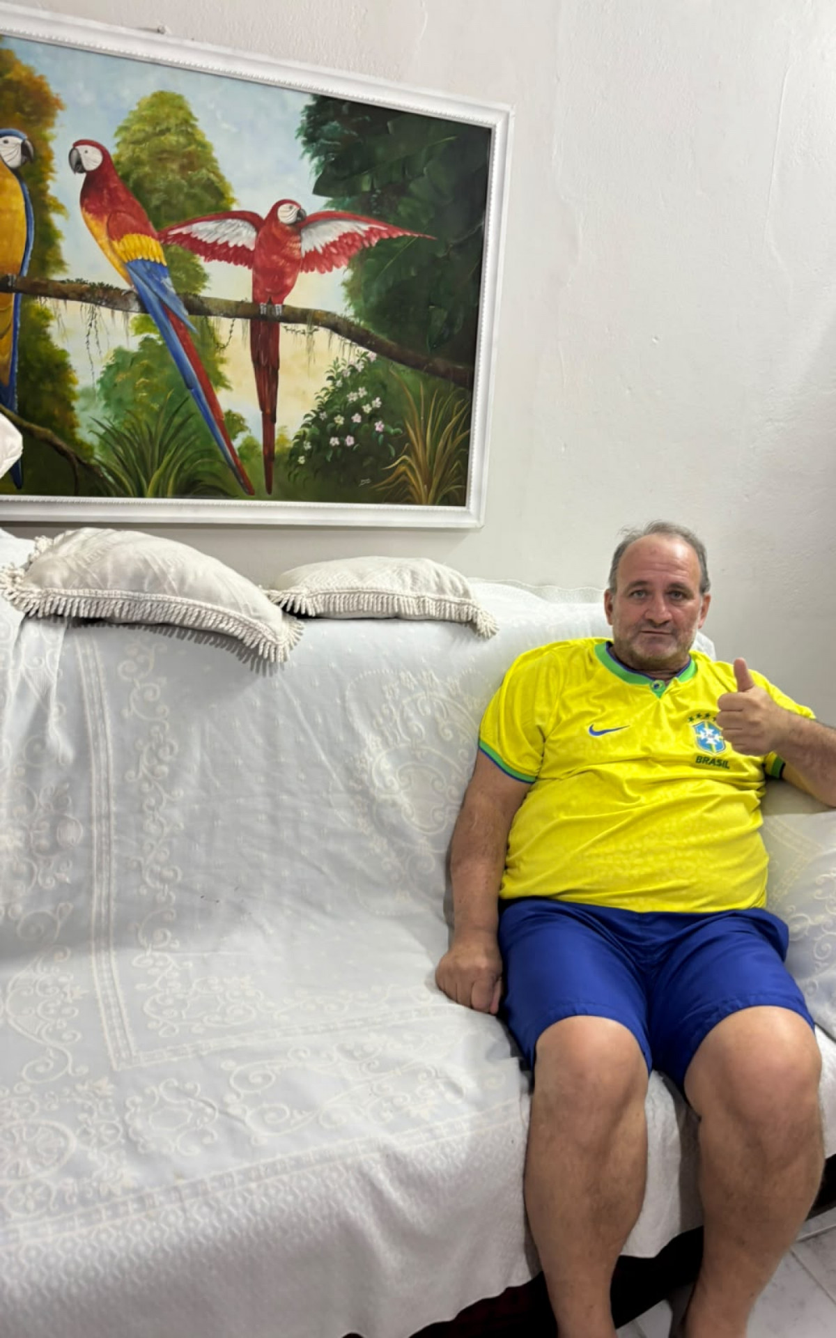 Jarbas Meneghini celebra recuperação ao lado de sua família assistindo o jogo da Seleção Brasileira - Arquivo pessoal