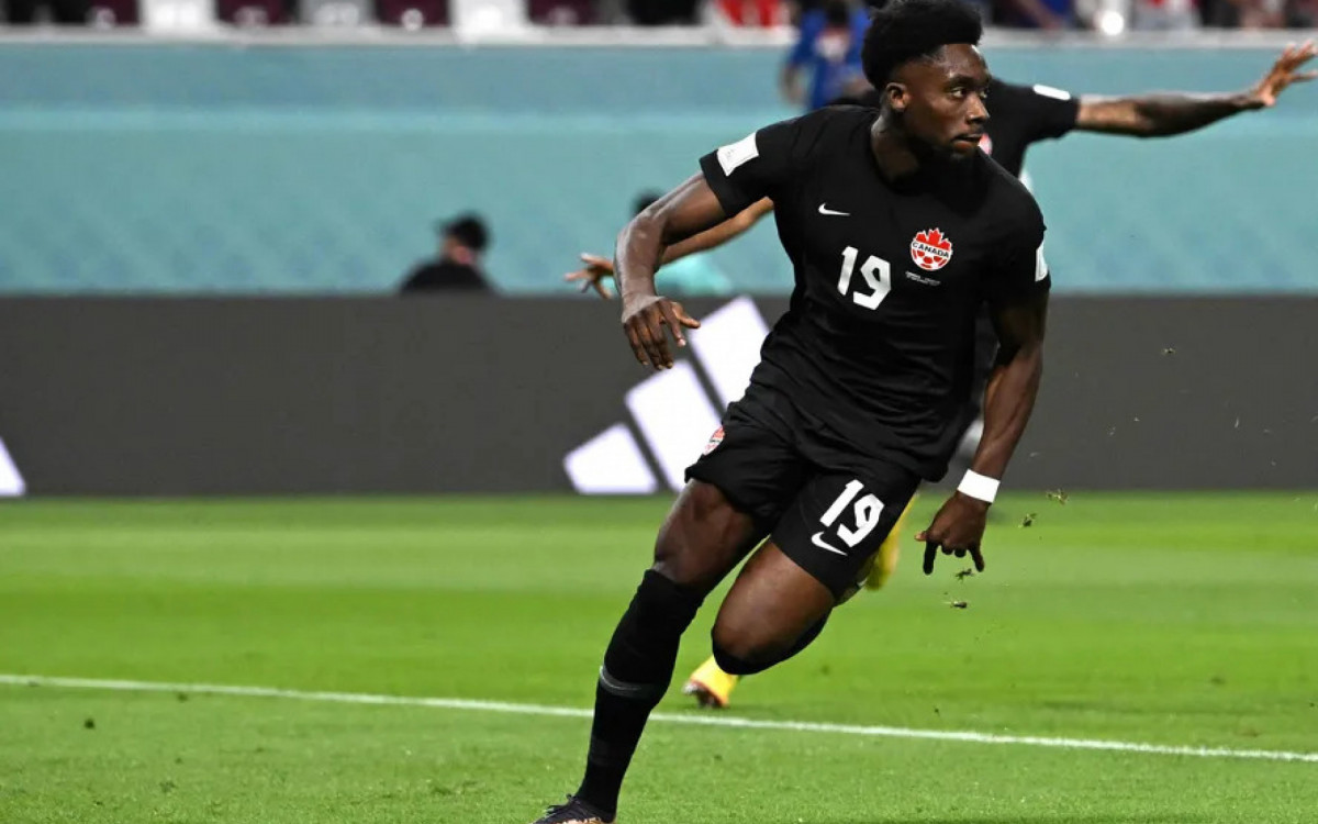 Davies, lateral do Canadá