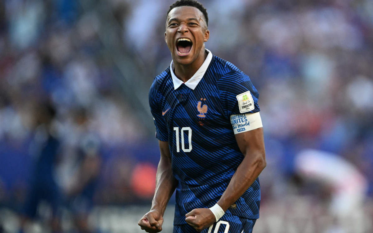 Mbappé celebra a classificação da França contra o Paraguai