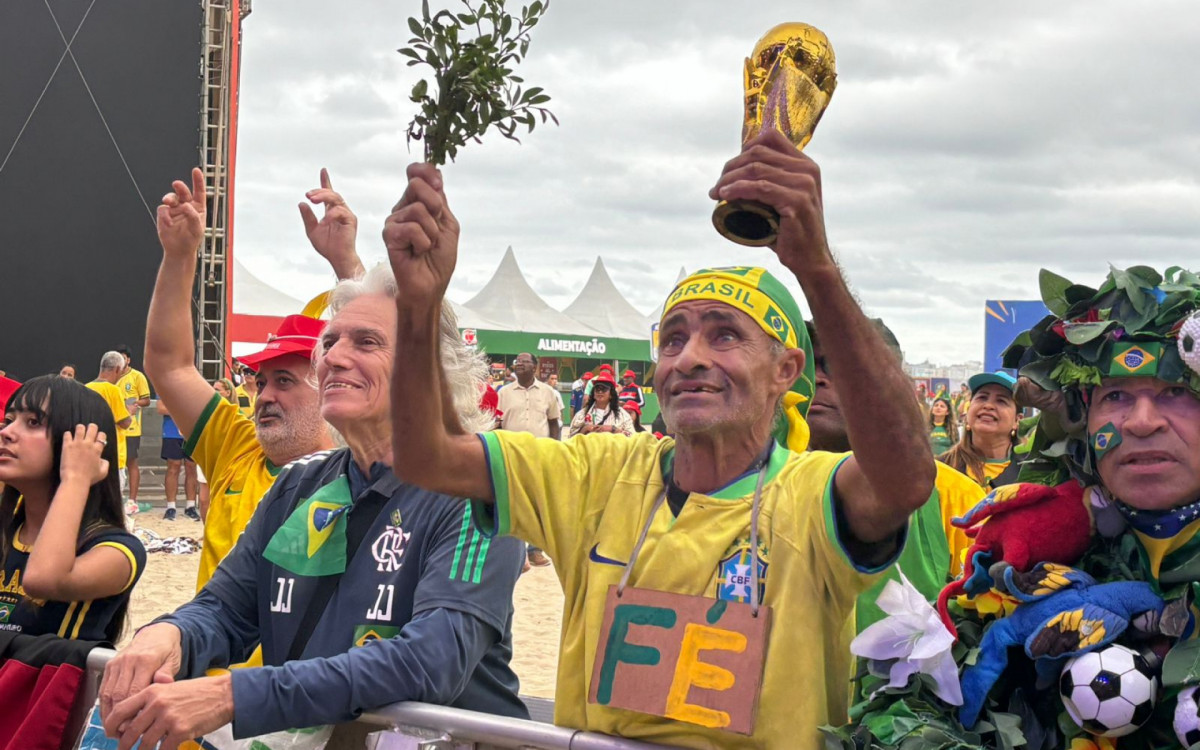 Torcedor Ca&iacute;que F&eacute; levou a ta&ccedil;a da Copa do Mundo para Copacabana