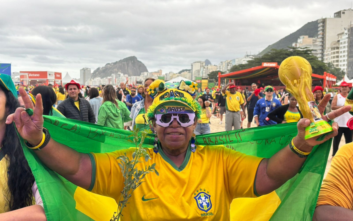 Vera Brito, de 66 anos, acompanhou o jogo do Brasil em Copacabana - Jo&atilde;o Alexandre Borges/Ag&ecirc;ncia O Dia