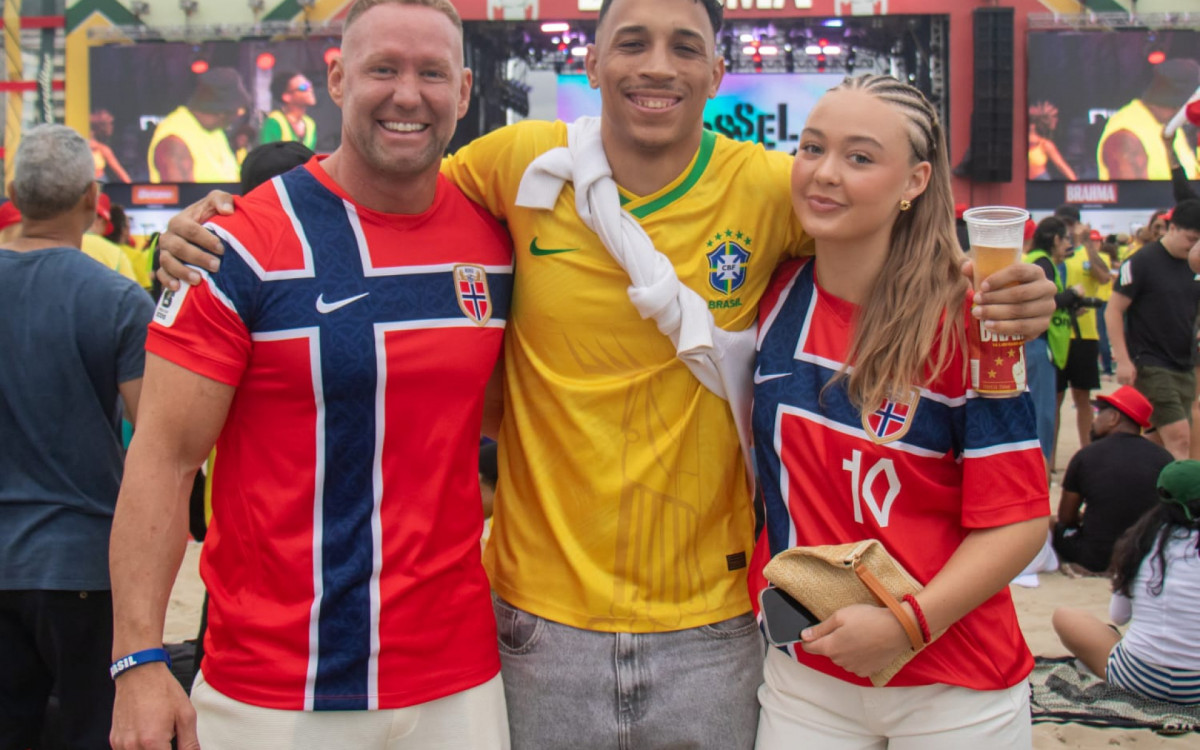 Douglas Silva e seus amigos noruegueses - Érica Martin/Agência O DIA