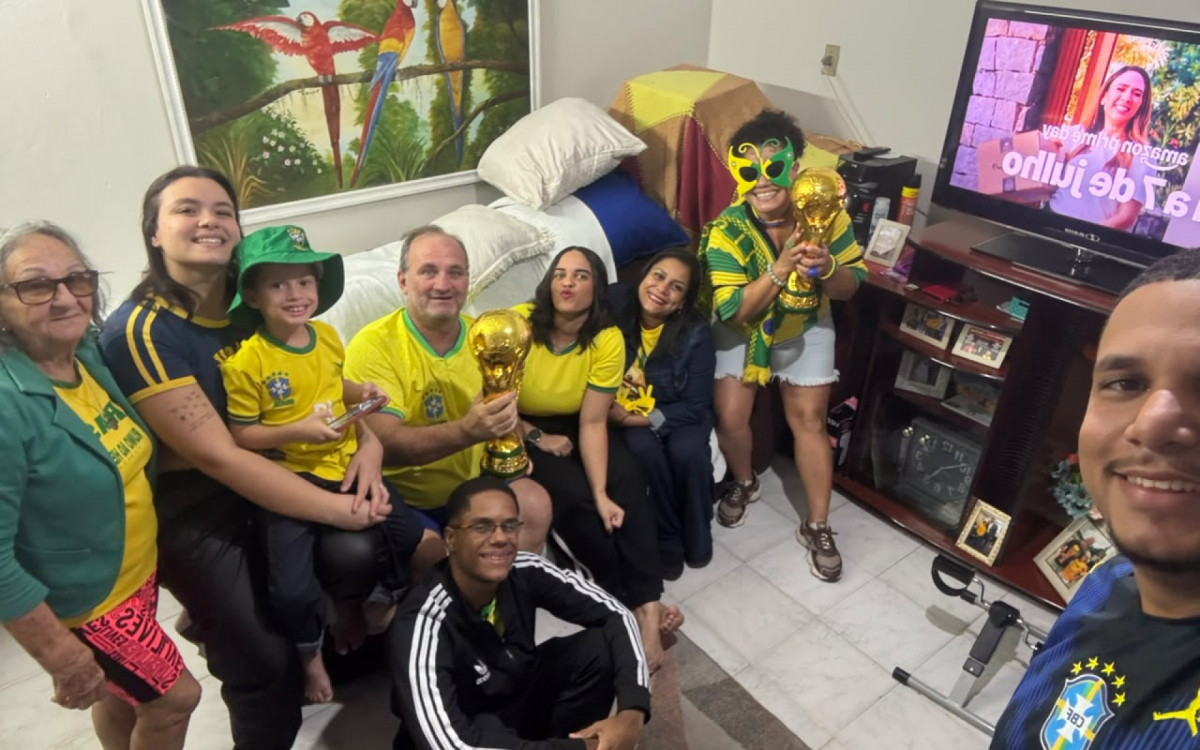 Jarbas Meneghini celebra recuperação ao lado de sua família assistindo o jogo da Seleção Brasileira - Arquivo pessoal