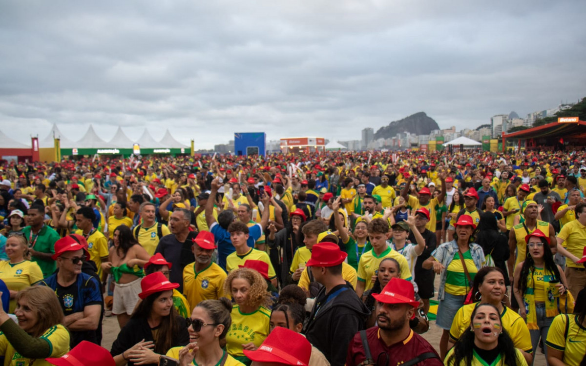 Movimentação de Torcedores do Brasil na arena Copacabana, zona sul do Rio na tarde desta domingo (4) - Érica Martin/ Agência O DIA