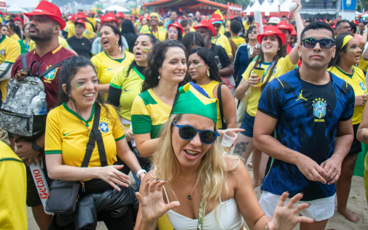 Movimentação de Torcedores do Brasil na arena Copacabana, zona sul do Rio na tarde desta domingo (4) - Érica Martin/ Agência O DIA
