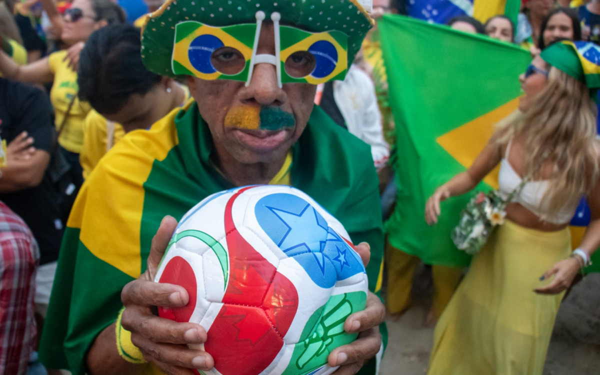 Movimentação de Torcedores do Brasil na arena Copacabana, zona sul do Rio na tarde desta domingo (4) - Érica Martin/ Agência O DIA