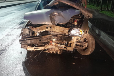Duas pessoas ficam feridas em acidente de carro em Guaratiba