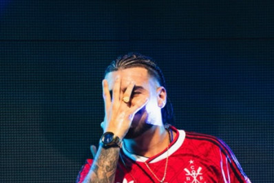 Nova terceira camisa do Flamengo é revelada por cantor em show