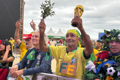 Torcedores levam 'taça' da Copa e mostram confiança em classificação do Brasil