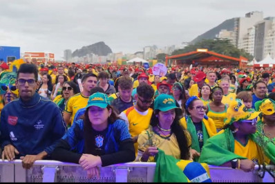 Torcida em Copacabana confia na vitória do Brasil contra a Noruega