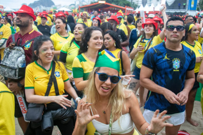 FOTOS: Torcida brasileira faz a festa em arena de Copacabana