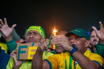 Em Copacabana, torcedores mostram decepção com eliminação da Seleção