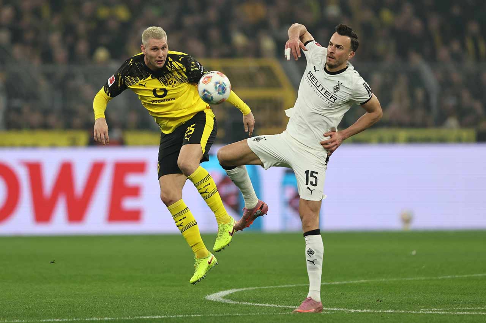 DORTMUND, GERMANY - DECEMBER 19: Niklas Sule of Borussia Dortmund battles with Haris Tabakovic of Borussia M&ouml;nchengladbach during the Bundesliga match between Borussia Dortmund and Borussia M&ouml;nchengladbach at Signal Iduna Park on December 19, 2025 in Dortmund, Germany. (Photo by Christof Koepsel/Getty Images)